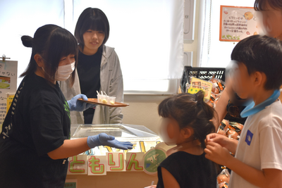 試食販売の様子。くるるの杜様より撮影許可をいただき、生徒会カメラで撮影しました。